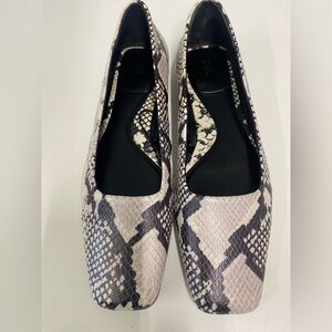 NWOT Zara Black and Cream Sleek Snake Print Flat Size 9